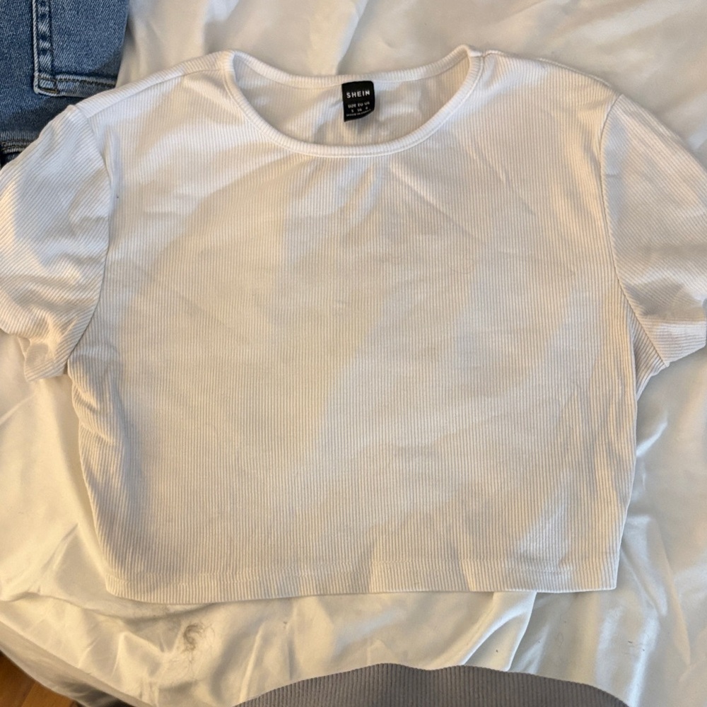SHEIN Classic White Ribbed Crop Top